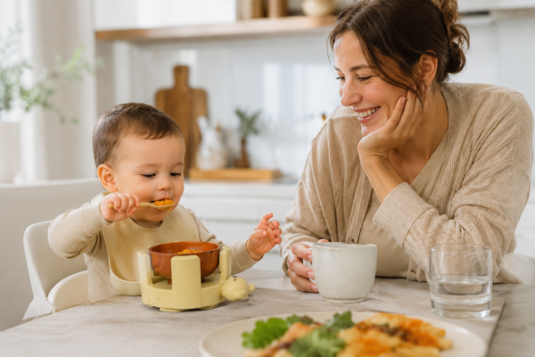 Parent and toddler enjoying a hands-free family meal